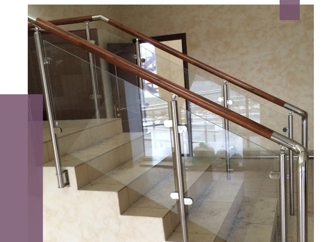 Комбинированные перила из металла и дерева в Михайловке