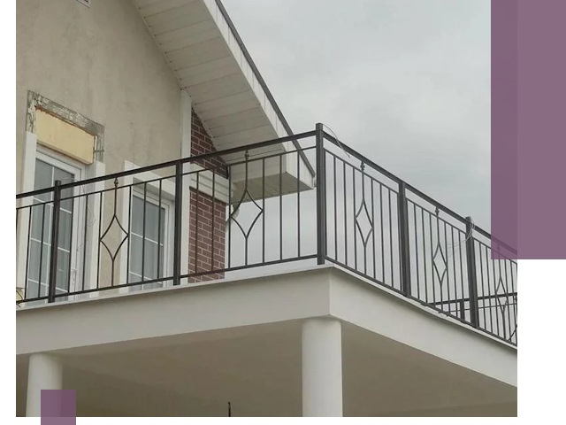 Изготовление балконных ограждений в Михайловке из металла и стекла